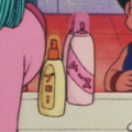 While Bulma is brushing her hair, she has bottles labeled ブロー (Burō, meaning "Blow") and ムース (Mūsu, meaning "Mousse"). While burō can refer to blow drying hair, it is not clear in context what the bottle represents.